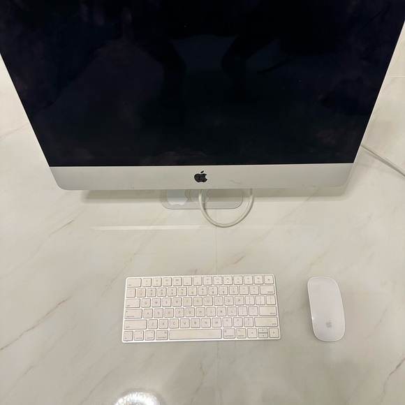 Apple iMac with White Keyboard and Mouse